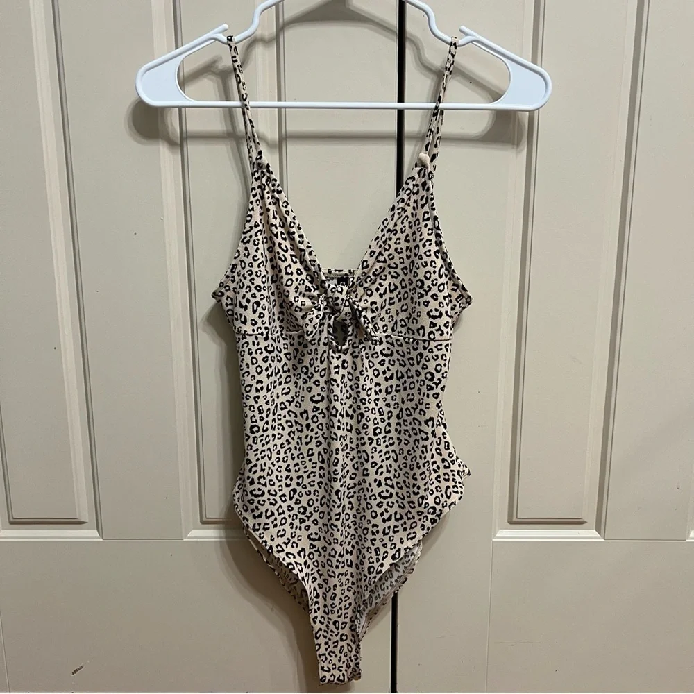 Divided by H&M Leopard Print Spaghetti Strap V-Neck Bodysuit Size Medium - Picture 2 of 10